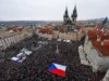 Десятки тысяч чехов вышли на митинг в поддержку президента Паула в связи с конфликтом с министром иностранных дел
